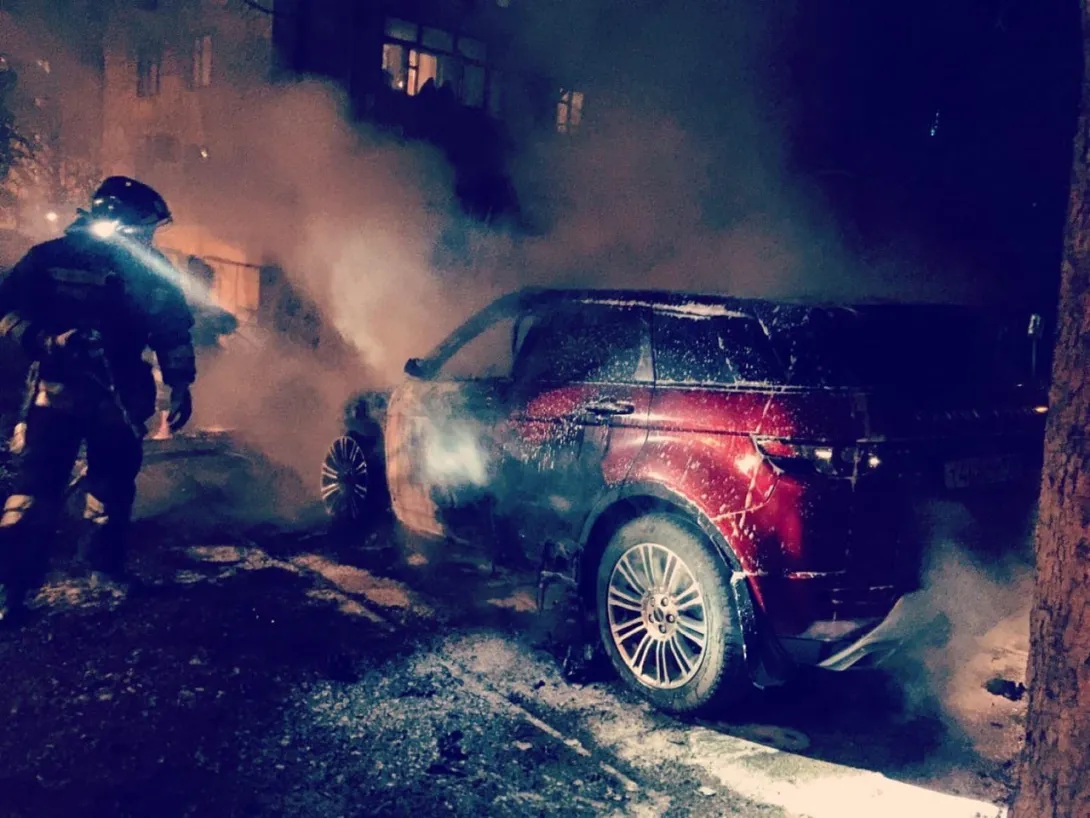 Ночью в Севастополе сгорел внедорожник