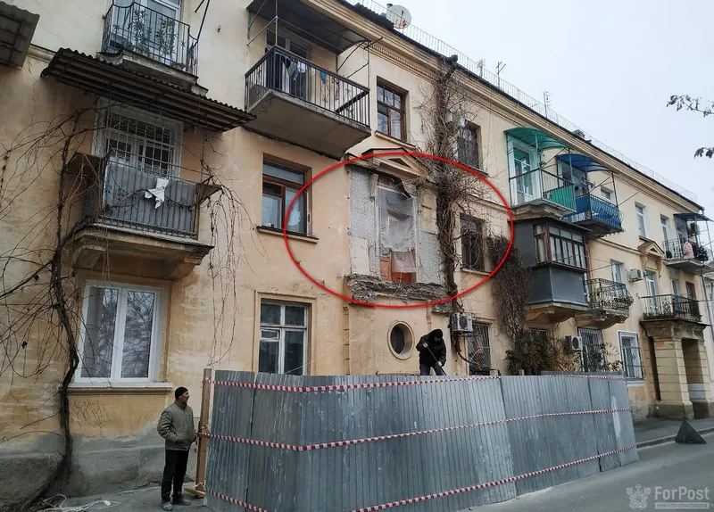 С дома в центре Севастополя пропал балкон