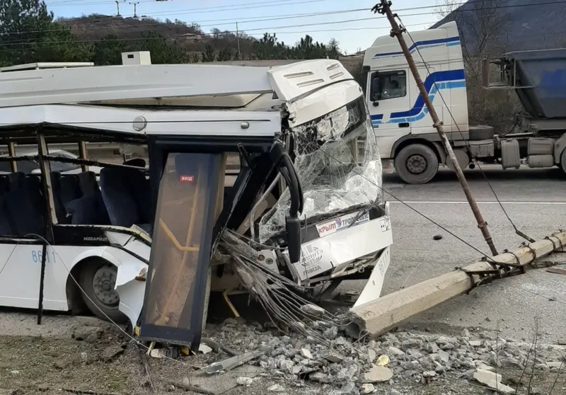 В Крыму на горной трассе на троллейбус напал столб, – очевидцы