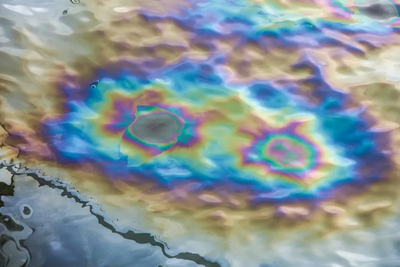 Огромное пятно нефти обнаружено у берегов Крыма