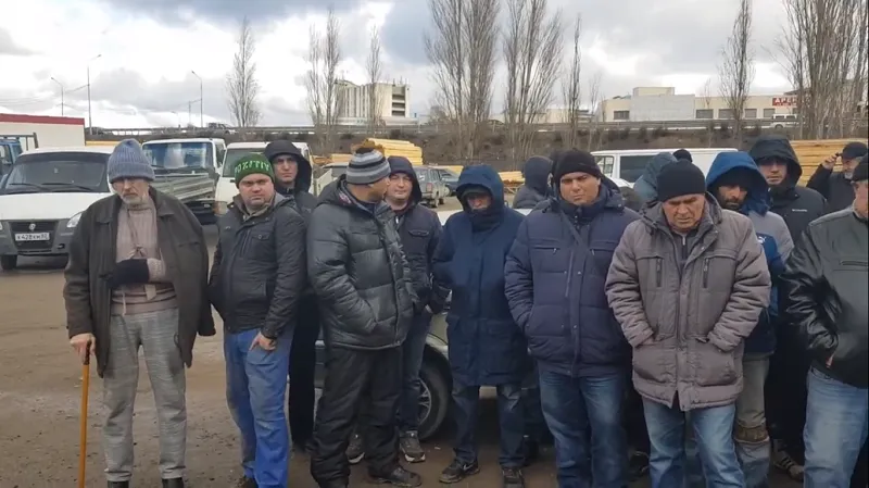 Работники строительного рынка в Симферополе вышли на митинг – их хотят снести