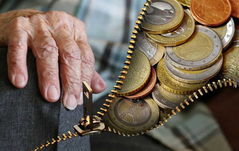 В Крыму злодей в открытую отобрал у пенсионера 1,5 млн рублей
