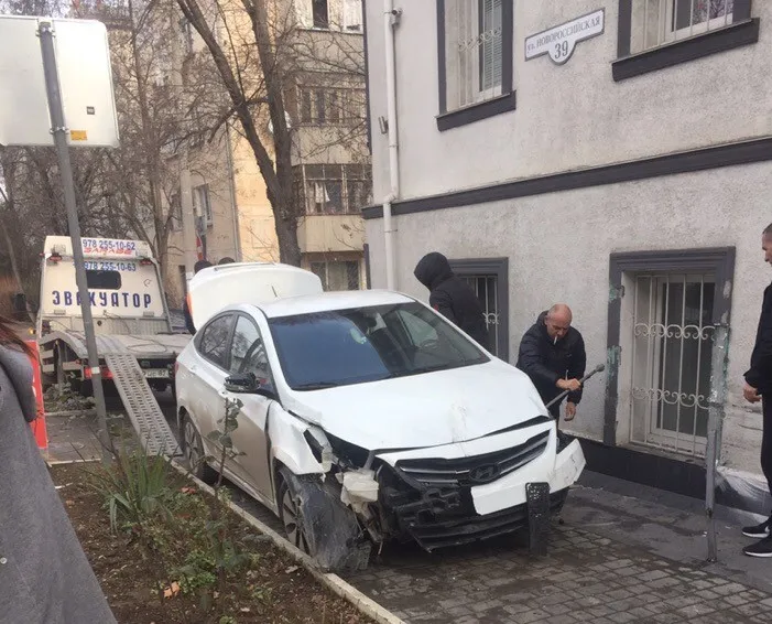 В центре Севастополя автомобиль влетел в здание 