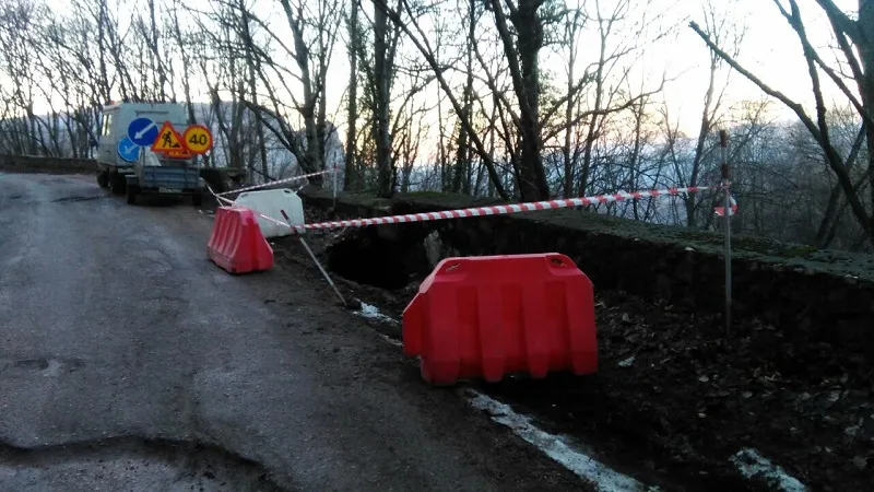 Дорогу на Ай-Петри в Крыму перекрыли из-за оползня