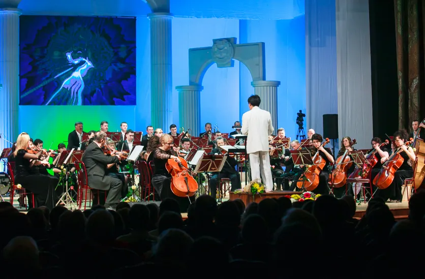 Чиновница, поздравляя оркестр с юбилеем, сравнила его музыку с какофонией