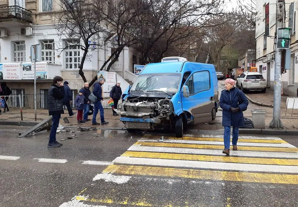 В Севастополе троллейбус жёстко «сбрил» капот фургона 
