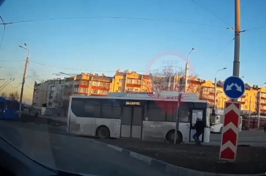 В Севастополе водитель догонял сбежавший автобус