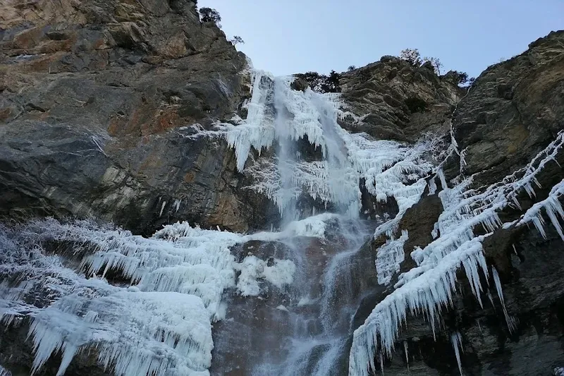 Зима заморозила самый высокий водопад в Крыму