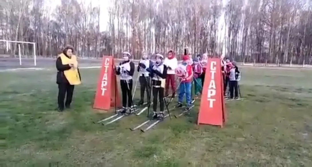 «Попросили в администрации»: в Смоленской области устроили лыжные гонки на траве 