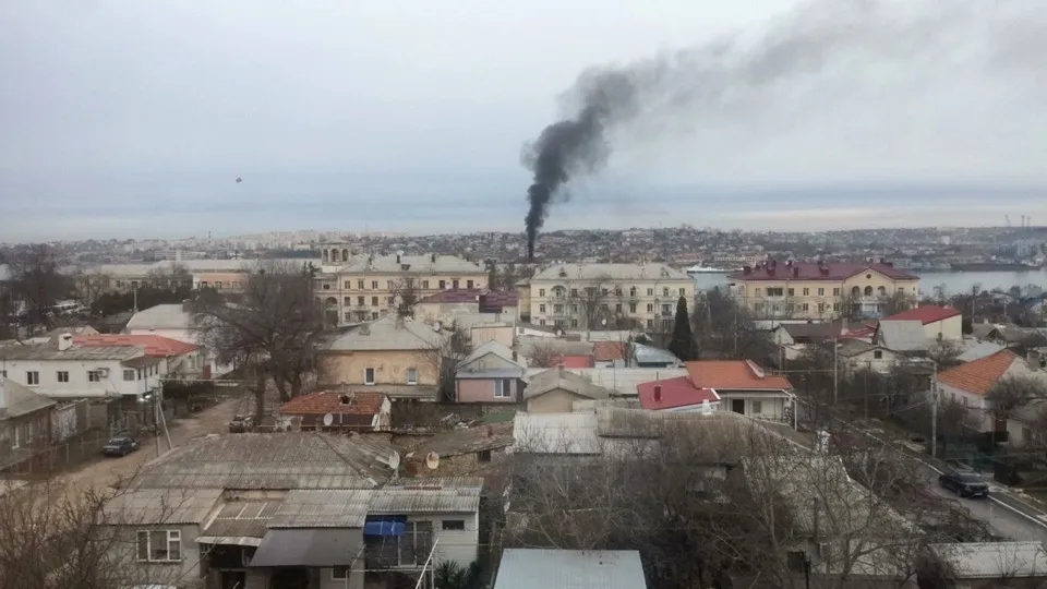 Над Севастополем поднимается столб чёрного дыма 