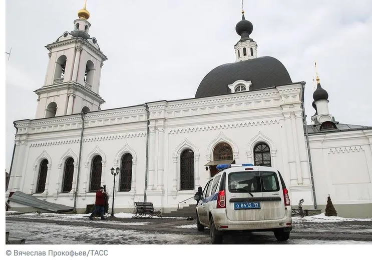 В храме в центре Москвы мужчина ранил двух человек ножом 