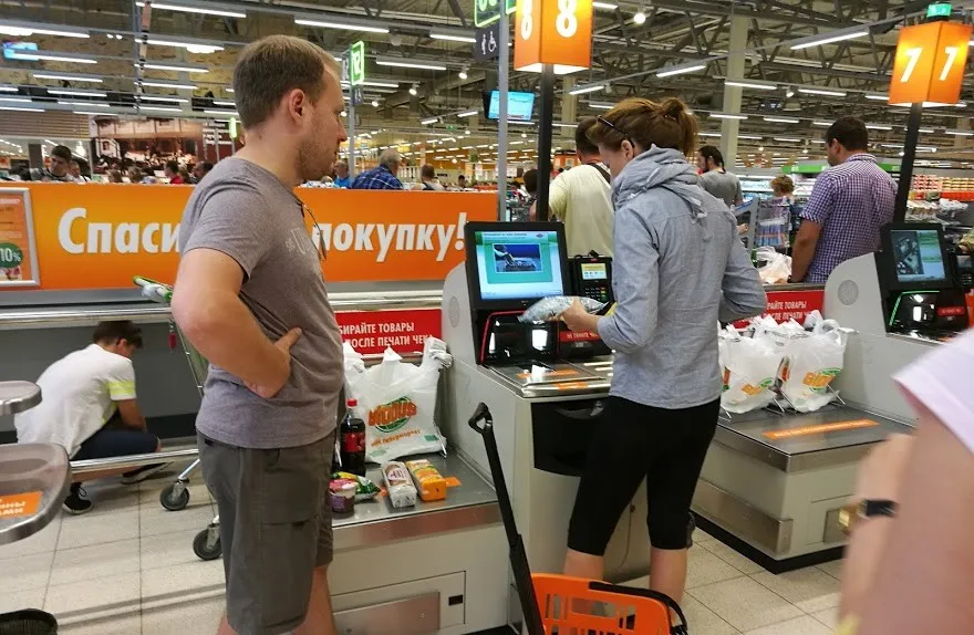 Продуктовые магазины в России вводят оплату мимо кассы