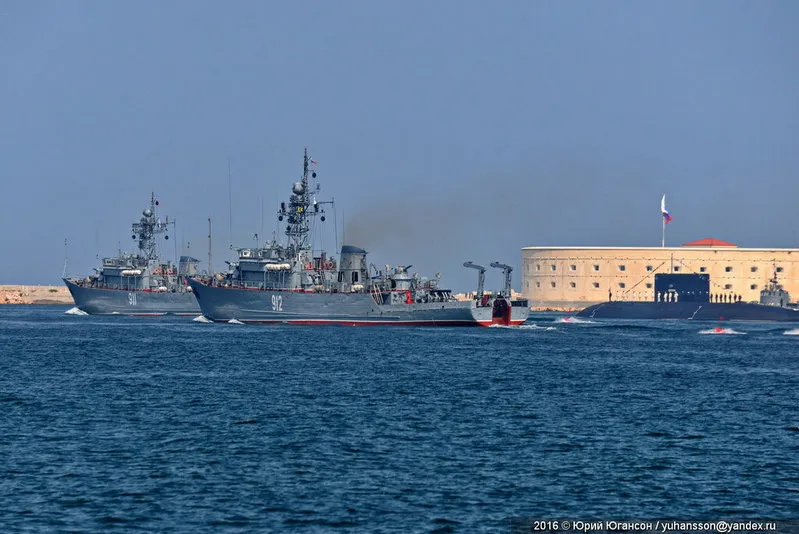 Боевые корабли ЧФ займут позиции в бухте Севастополя