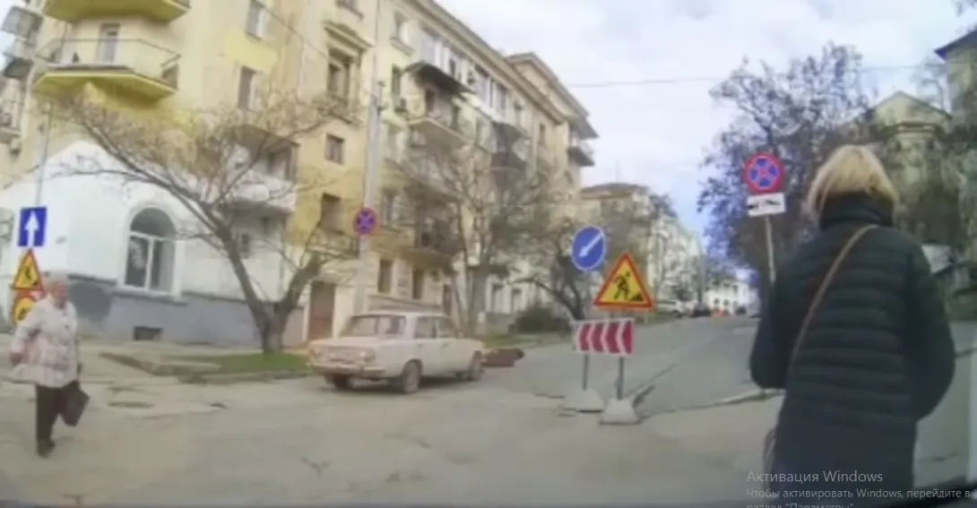 Странное ДТП: в Севастополе мужчина прыгнул на капот автомобиля