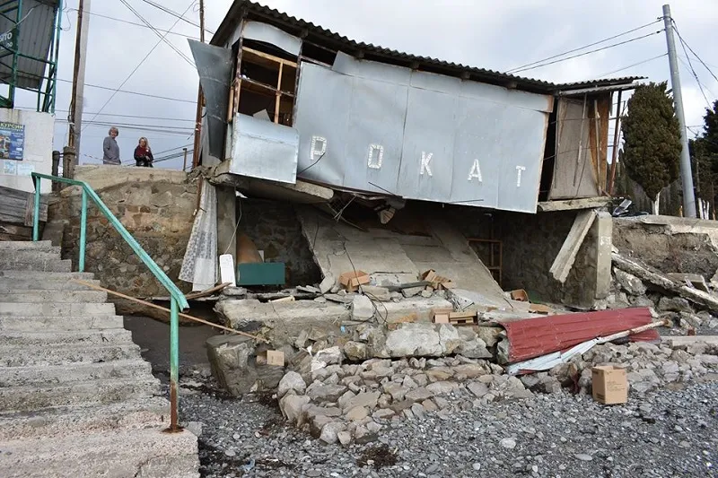 Сильный шторм разрушил пляжи в Крыму
