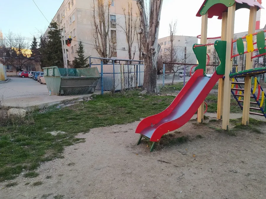 Как уживаются мусорные баки рядом с детскими площадками в Севастополе