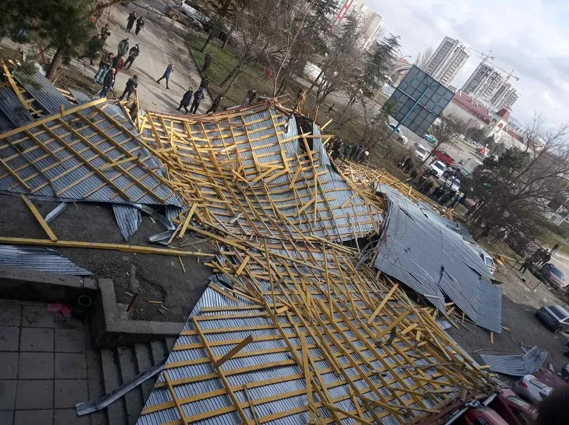 Сорванные крыши, десятки тысяч людей без света – Крым переживает непогоду
