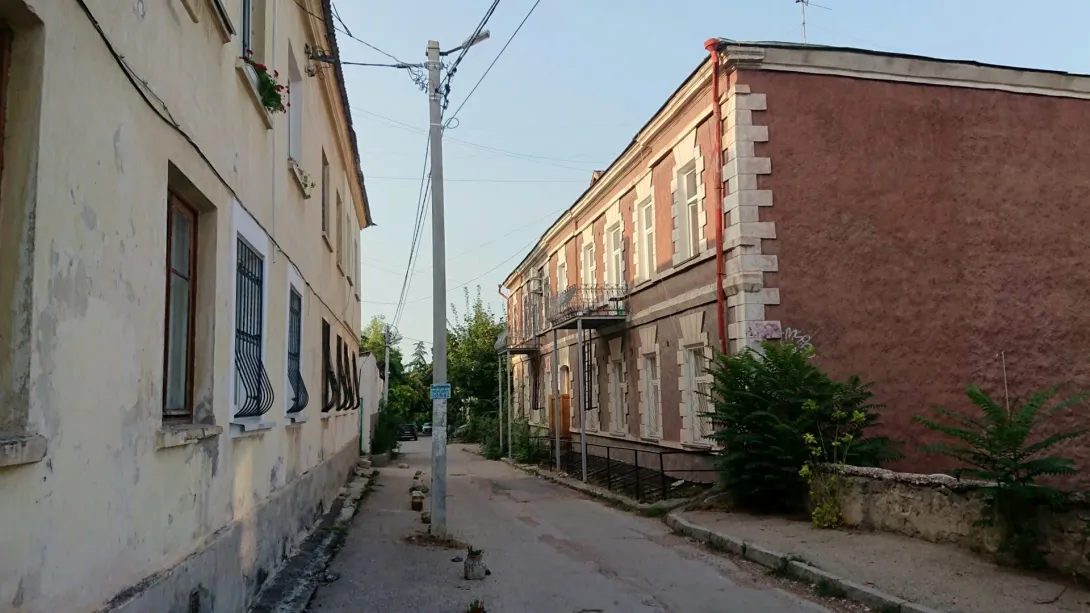 В Севастополе взялись за ремонт ещё одной улицы в центре города 