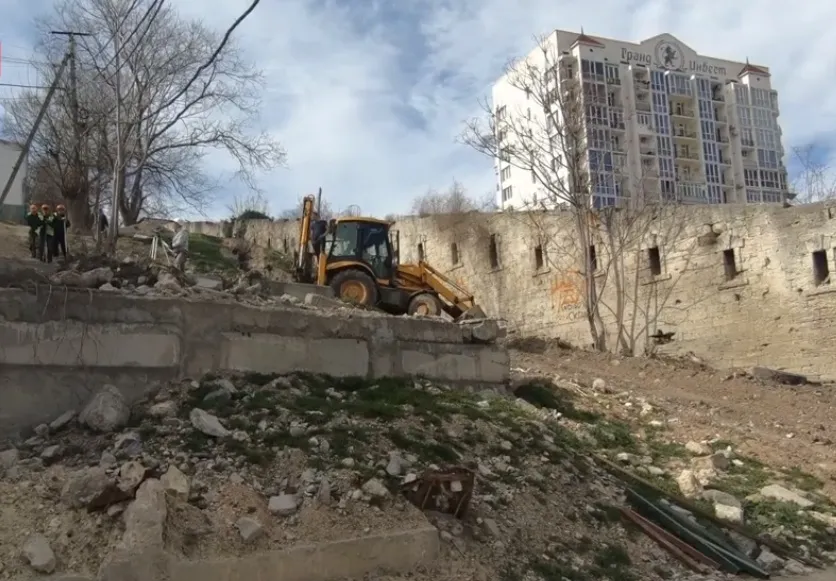 Лестницу в Крепостном переулке Севастополя отремонтируют к июлю