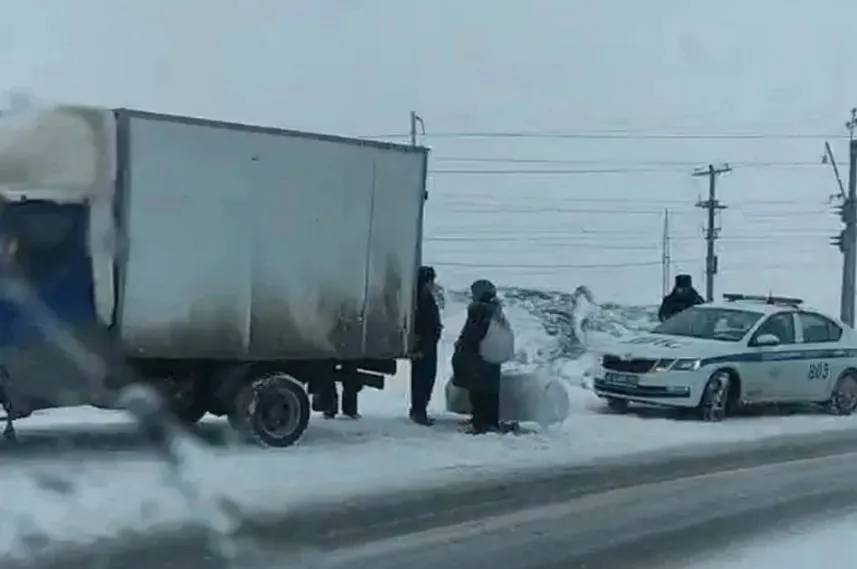 В Кузбассе женщина с гробом устроила транспортный коллапс 