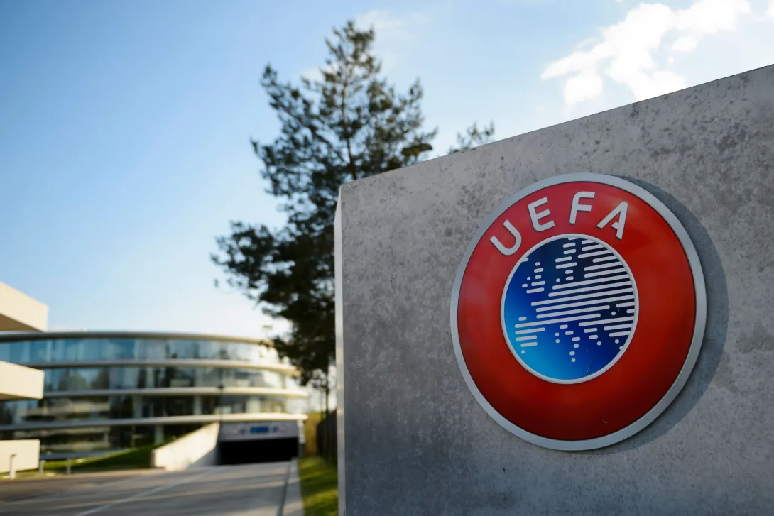 УЕФА отменил предматчевые рукопожатия в еврокубках из-за коронавируса