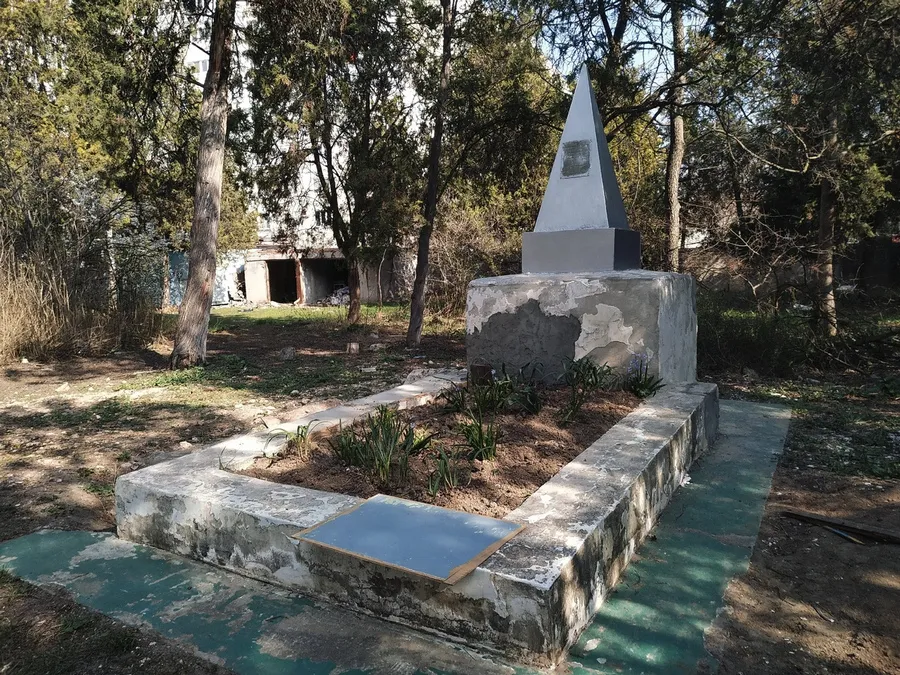 Памятник братской могилы в Севастополе превратился в бомжатник
