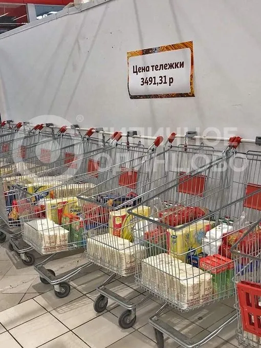 В московском супермаркете собирают «тележки апокалипсиса» для паникеров