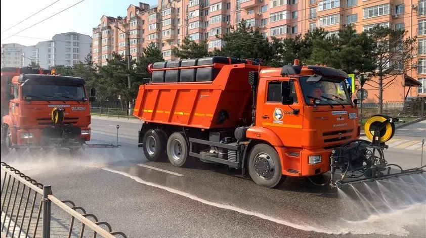 В Севастополе начали мыть дороги