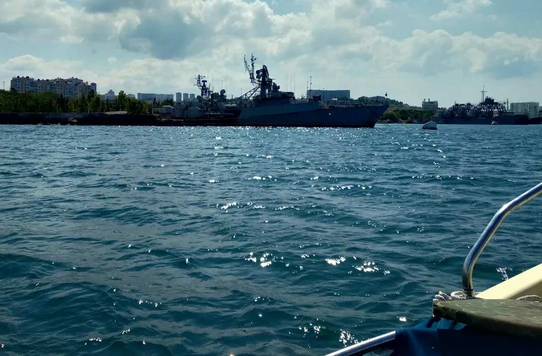 В Севастополе моряки ЧФ спасли тонущего рыбака 