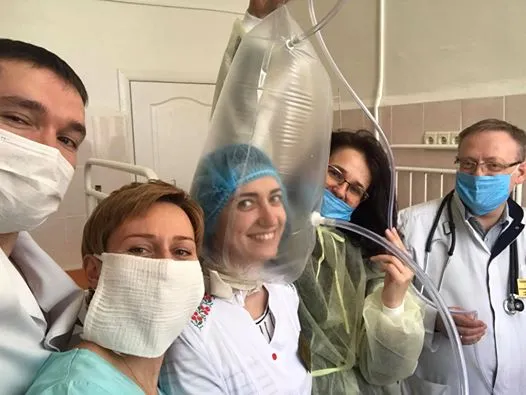 На Украине решили спасать больных COVID-19 с помощью пакета на голове