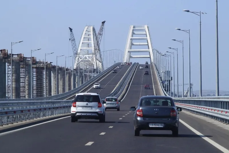 COVID-19 попадает в Крым через мост и аэропорт