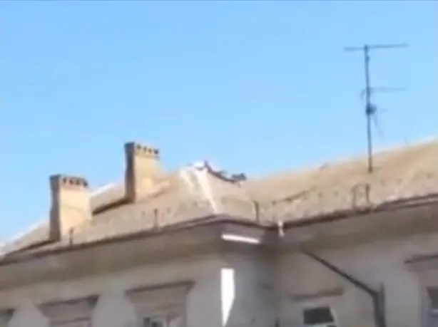 На крыше в центре Севастополя самоизолировался мужчина в трусах