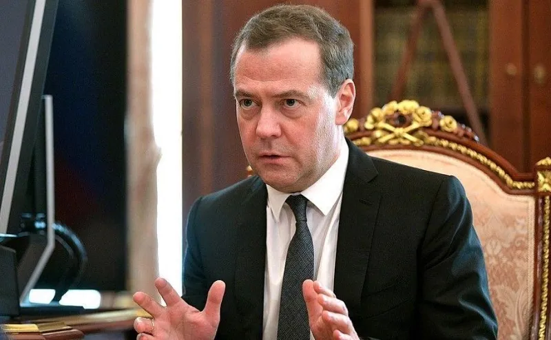 Медведев разглядел коллапс в ряде отраслей экономики России