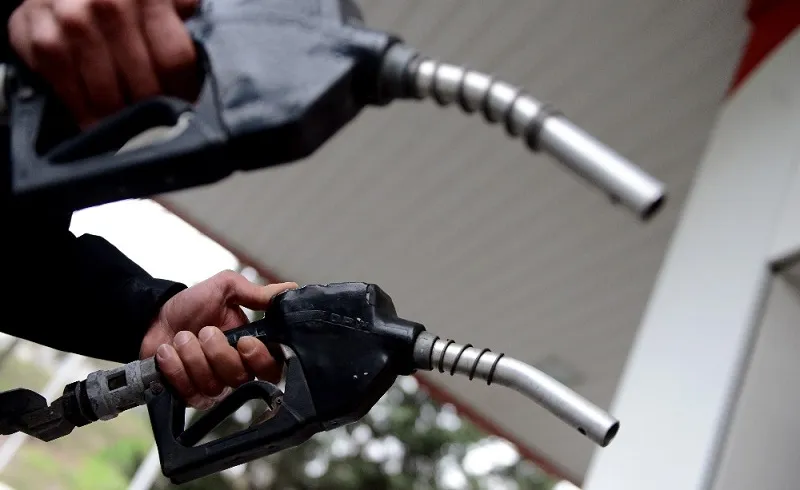 В России обвалились оптовые цены на бензин