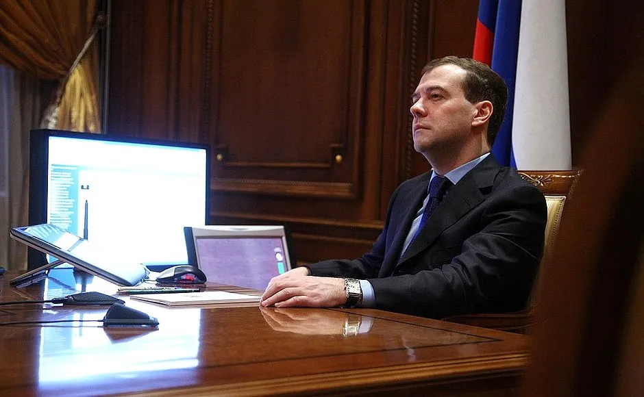 Медведев в соцсетях связал обвал нефти с картельным сговором