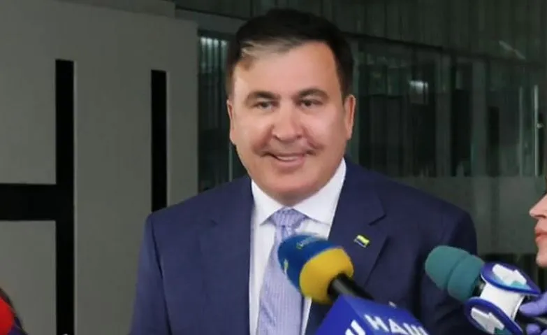Саакашвили надел значок с флагом Украины в перевернутом виде