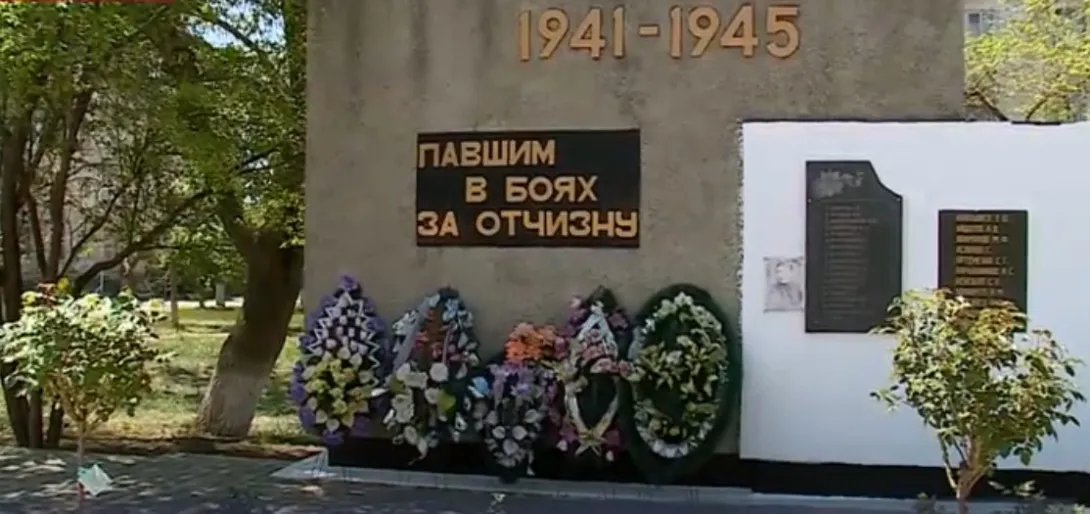 Коммунальщики в Каче забросили братскую могилу лётчиков-черноморцев