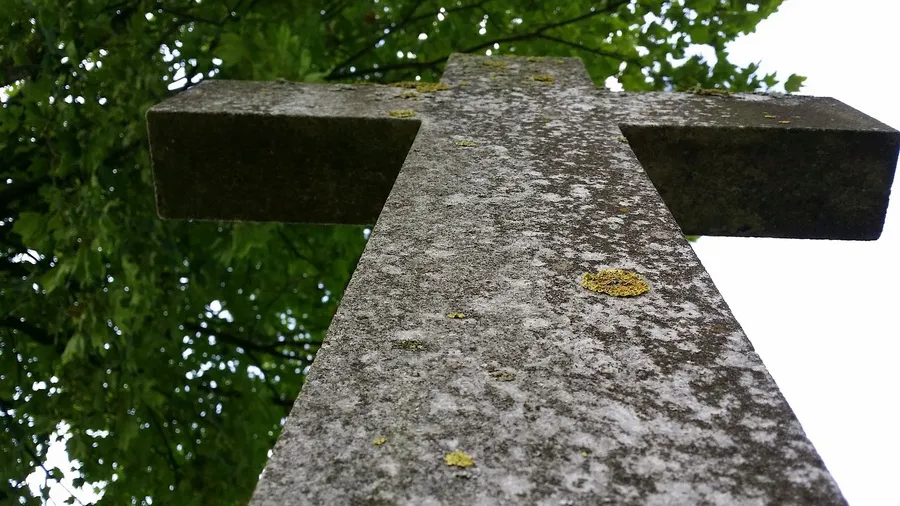 Чужой крест: в Севастополе грабят могилы на 5 километре