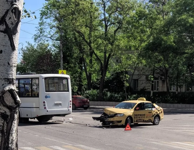 Опасный для жизни перекрёсток в центре Севастополя напомнил о себе