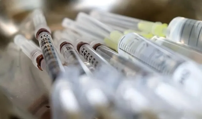 Названы первые кандидаты на прививку от коронавируса в России