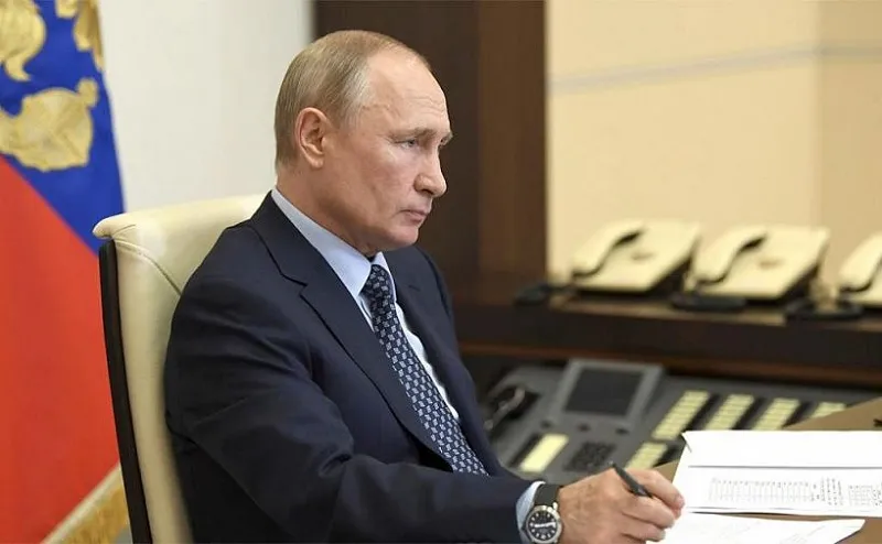 Путин швырнул ручку на совещании по пожарам и паводкам
