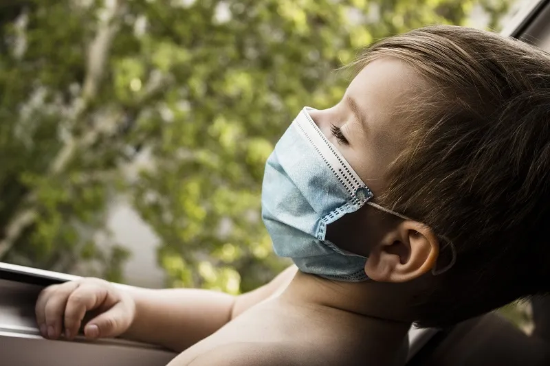 Японские врачи объяснили, почему детям опасно носить медицинские маски