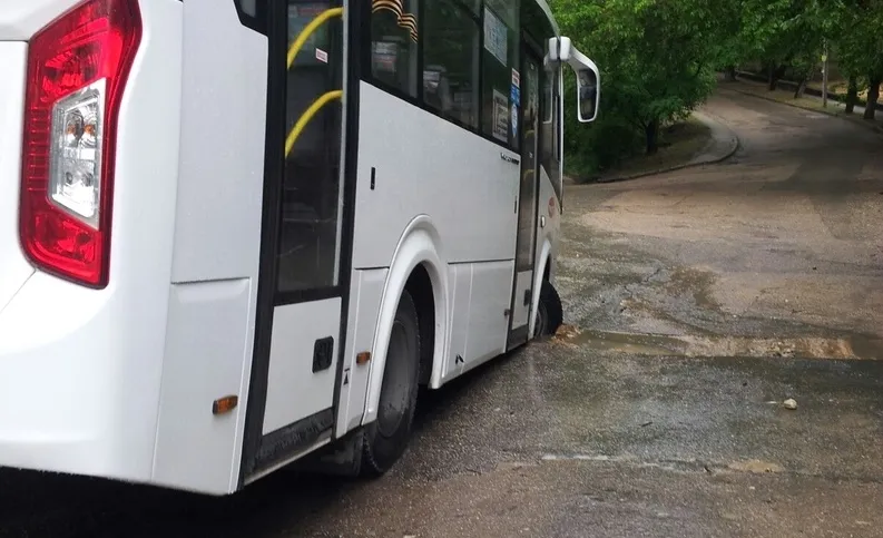 В Севастополе автобус застрял в яме