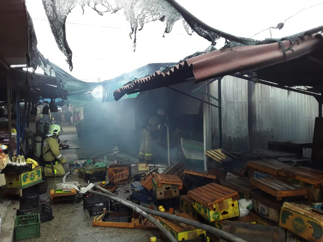 В Севастополе произошёл пожар на рынке 5-го километра