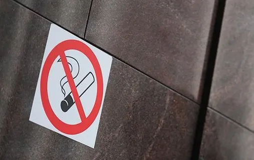 В Госдуме предложили включить лечение от курения в программу ОМС