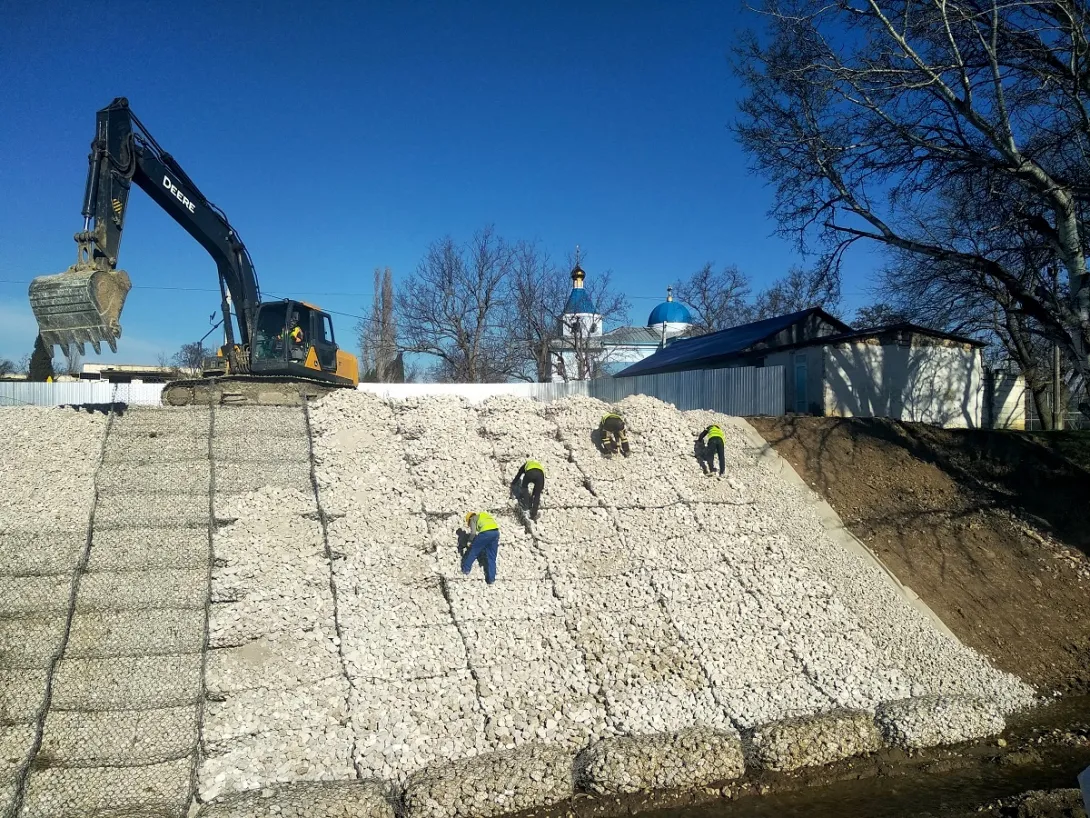 В Севастополе приостановлено строительство дамбы на реке Каче