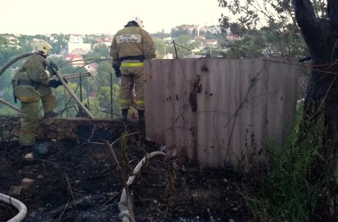 Спасатели остановили пожар у стен севастопольских домов 