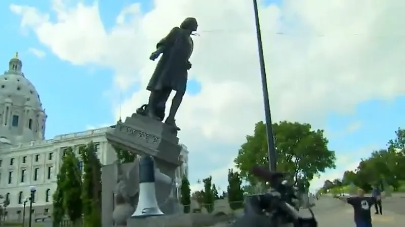 Протестующие в Миннесоте снесли памятник Христофору Колумбу