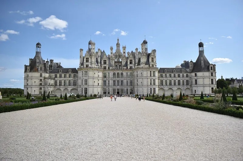 Во Франции скоро начнут распродавать замки