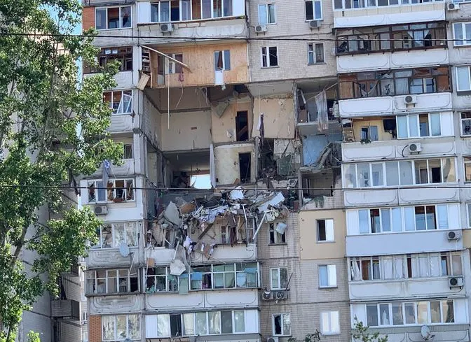 Глава МВД Украины назвал две версии взрыва в многоэтажном доме в Киеве 